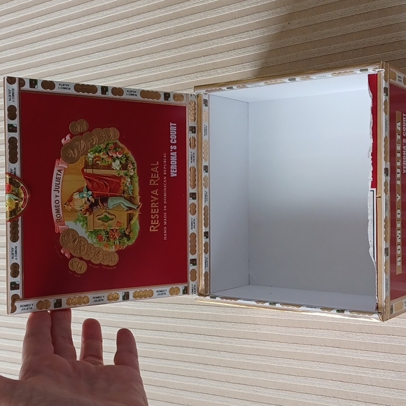 Romeo Y Julieta Empty Wood Cigar Box - Picture 3 of 10